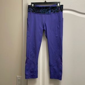 Near perfect condition Lululemon mid-calf workout leggings